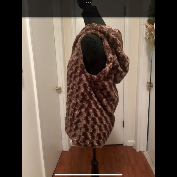 Faux fur brown vest - Picture 2 of 5